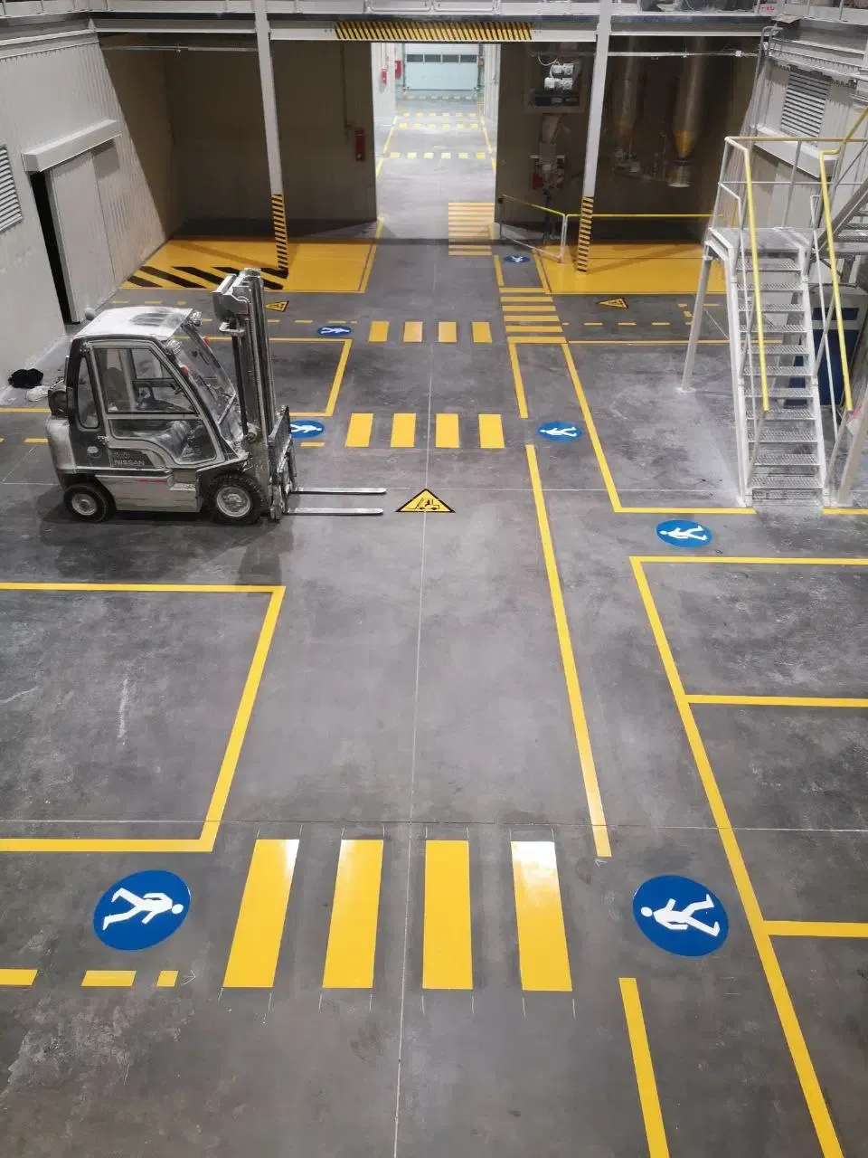 Malowanie linii w magazynie 