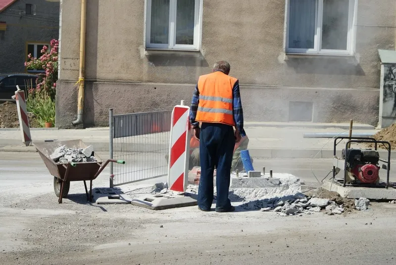 Bezpieczeństwo na drodze dzięki słupkom drogowym
