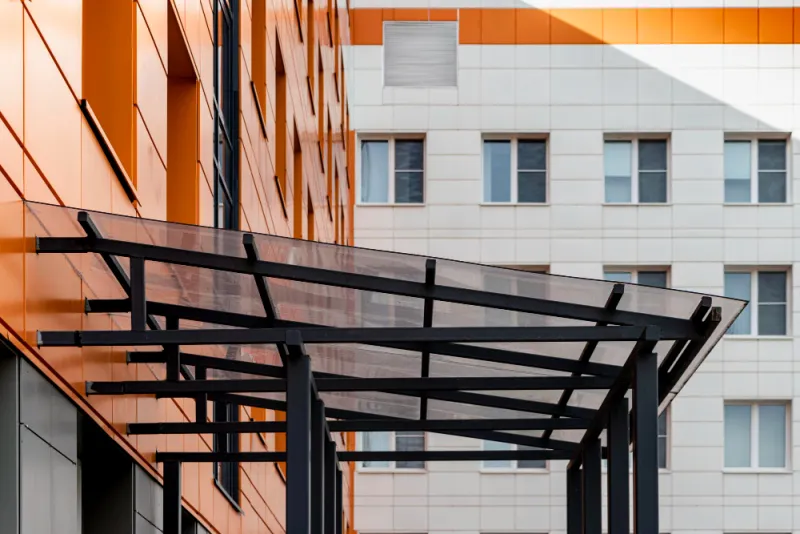 Innowacyjne zadaszenia tarasów i balkonów - przezroczysta elegancja w architekturze otwartej przestrzeni