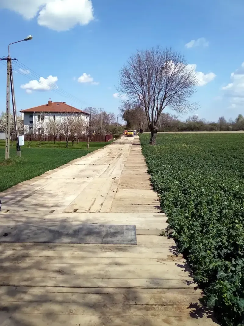Wynajem płyt drogowych: Jakie są zalety wynajmu w porównaniu do zakupu?